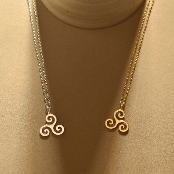 Triskelion necklace 1