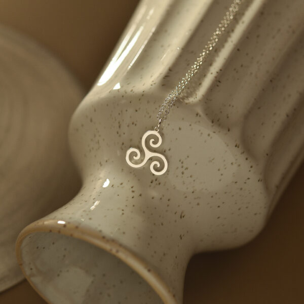 Triskelion necklace 4